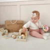 Montessori mänguasjakomplekt beebidele 7–12 kuud, 6-osaline | E-pood Tootemaailm Beebi mängimas Mamabrumi puidust harivate mänguasjade ja värvilise palliga