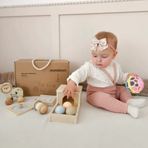 Montessori mänguasjakomplekt beebidele 7–12 kuud, 6-osaline | E-pood Tootemaailm Beebi mängimas Mamabrumi puidust harivate mänguasjade ja värvilise palliga