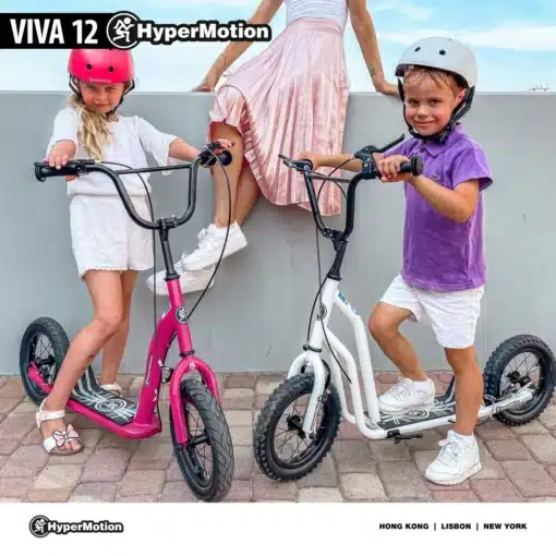 Laste tõukeratas 12-tolliste õhkrehvide ja käsipiduritega | E-pood Tootemaailm Kaks last sõidavad roosa ja valge HyperMotion VIVA 12 tõukerattaga, kiivrid peas
