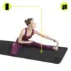 Joogamatt HyperMotion Lotus 6 mm libisemiskindel TPE-materjalist | E-pood Tootemaailm Naine venitamas mustal joogamatil, käsi sirutatud jala suunas