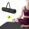 Joogamatt HyperMotion Lotus 6 mm libisemiskindel TPE-materjalist | E-pood Tootemaailm Must rullitav joogamatt kandekäepidemega ja joogat harrastav naine