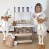 Laste puidust jäätisekäru komplekt 3+ aastat | E-pood Tootemaailm Puidust mängulett mängutoidu ja tarvikutega, laps ning kaks suurt põhjapõdra pehmet mänguasja
