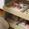 Laste puidust jäätisekäru komplekt 3+ aastat | E-pood Tootemaailm Puidust mänguasjariiul värviliste jäätise- ja puuviljamotiividega mänguasjadega