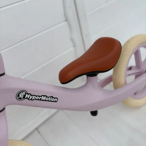 HyperMotion roosa jooksuratta detail pruuni sadula ja helekollase rattaga