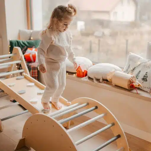 Laste puidust Pikleri ronimiskomplekt kolmnurga, kaare ja kaldteega | E-pood Tootemaailm Laps ronib puidust ronimiskaarel koduses mängunurgas
