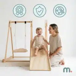 Puidust laste mängukomplekt liumäe ja kiigega, laps mängimas koos emaga