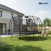Laste batuut turvavõrgu ja redeliga 366 cm | E-pood Tootemaailm HyperMotion aiatrampoliin turvavõrgu ja redeliga, laps hüppamas ning vanemad aias