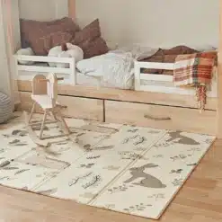 Laste mängumatt loomade ja taimemustriga, valge narivoodi ja kiikhobuse ees