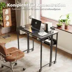 Ratastel must töölaud sülearvuti, märkmiku ja raamatutega valgusküllases kodukontoris