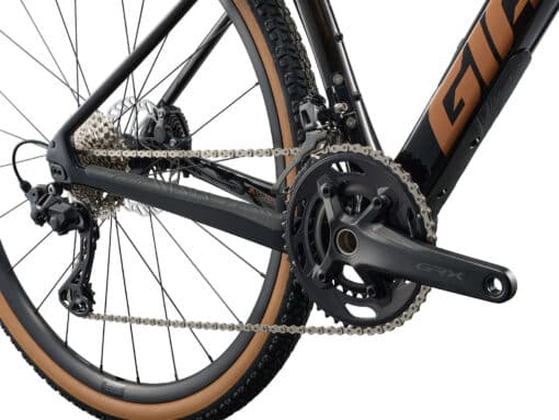 Giant Revolt Advanced 2 Carbon gravel ratas, hall, L | E-pood Tootemaailm Maastikuratta tagumise ja keskmise osa lähivõte: GXT vänt, kett, kassett ja tagumine käiguvahetaja