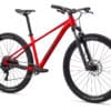 Giant Talon 2 maastikuratas 29 tolli punane, suurus L | E-pood Tootemaailm Punane hardtail maastikuratas esikahvli, ketaspidurite ja laiade Maxxis rehvidega valgel taustal