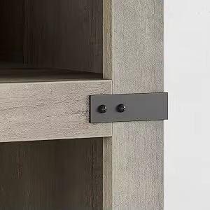 Hall puidust riiul musta metallist kinnitusklambri ja kahe kruviga