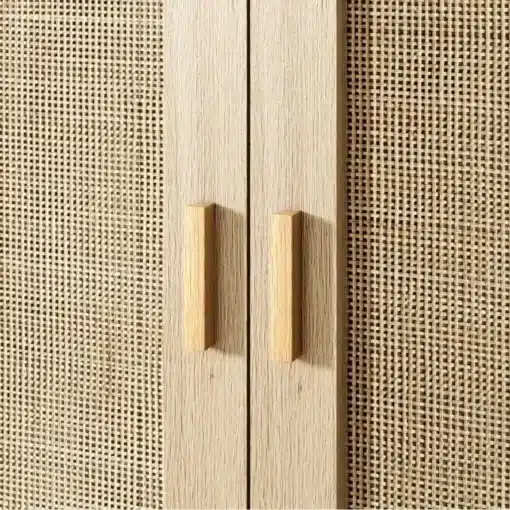 Rotangustega puhvetkapp kahe ukse ja avatud sektsiooniga 80 × 40 × 92 cm | E-pood Tootemaailm Lähivaade heledast puidust kapist, mille ustel on rotangpunutisega paneelid ja puidust käepidemed