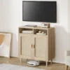 Rotangustega puhvetkapp kahe ukse ja avatud sektsiooniga 80 × 40 × 92 cm | E-pood Tootemaailm Heledast puidust kahe ukse ja rotangpaneelidega telerikapp elutoas, seinal teler