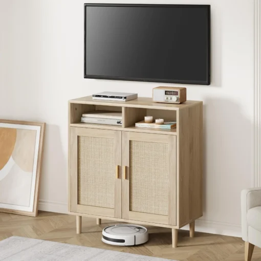 Rotangustega puhvetkapp kahe ukse ja avatud sektsiooniga 80 × 40 × 92 cm | E-pood Tootemaailm Heledast puidust kahe ukse ja rotangpaneelidega telerikapp elutoas, seinal teler