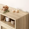 Rotangustega puhvetkapp kahe ukse ja avatud sektsiooniga 80 × 40 × 92 cm | E-pood Tootemaailm Heledast puidust madal kapp avatud riiuli ja punutud esipaneeliga, peal küünlad ja pähklikauss