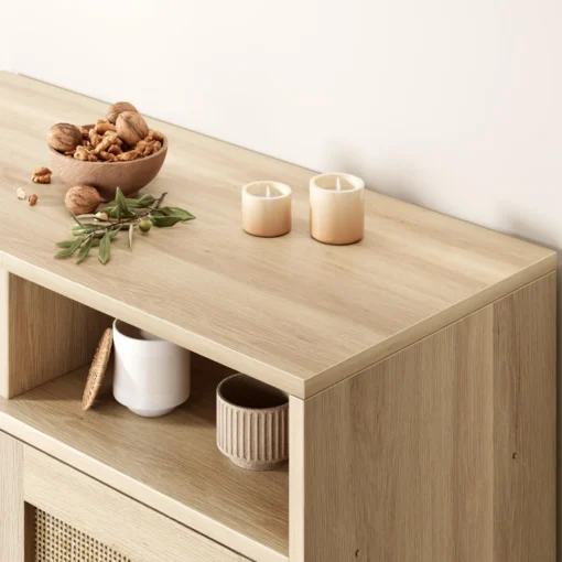 Rotangustega puhvetkapp kahe ukse ja avatud sektsiooniga 80 × 40 × 92 cm | E-pood Tootemaailm Heledast puidust madal kapp avatud riiuli ja punutud esipaneeliga, peal küünlad ja pähklikauss