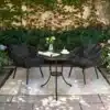 Ümmargune õuelaud päikesevarju avaga 60 cm | E-pood Tootemaailm Must metallist aiamööbli komplekt kahe tugitooli ja ümarlauaga rohelises aianurgas