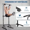 Reguleeritava kõrgusega tõmbekangiga treeningjaam kuni 150 kg | E-pood Tootemaailm Mees teeb jõutõmmet kodusel tõmbekangil, kõrval on näidatud rihmavaba matt, libisemiskindlad käepidemed ja küünarnukitugi