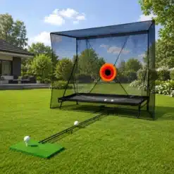 Koduaias golfiharjutusvõrk sihtmärgi ja pallialusega murul