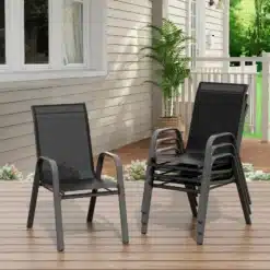 Kaks musta välimööbli tooli terrassil, üks eraldi ja teine virnastatud toolide hunnikuna