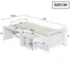 Valge voodiraam mõõtudega 204 × 132,5 cm, sisseehitatud riiulite ja hoiuruumiga