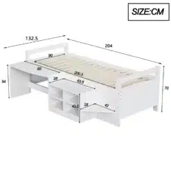 Valge voodiraam mõõtudega 204 × 132,5 cm, sisseehitatud riiulite ja hoiuruumiga