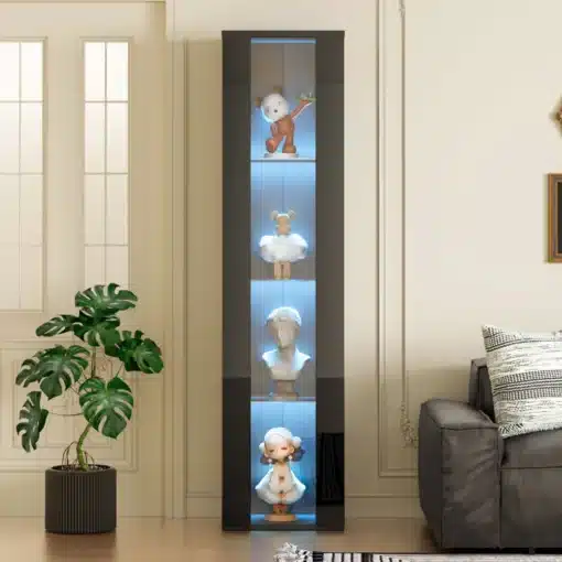 LED-valgustusega vitriinkapp kollektsioonidele 4 riiuliga | E-pood Tootemaailm Mustast raamiga kitsas vitriinkapp sinise valgustusega ja dekoratiivsete kujukestega elutoas