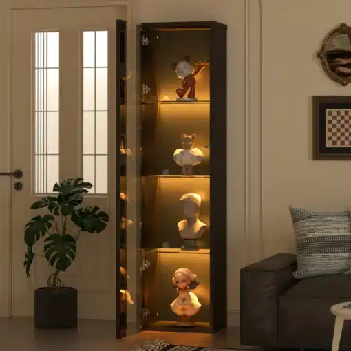 LED-valgustusega vitriinkapp kollektsioonidele 4 riiuliga | E-pood Tootemaailm Valgustatud klaasustega vitriinkapp elutoas, sees dekoratiivsed figuurid ja skulptuurid