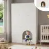 Valge laste riidekapp mängukaare ja väikese pesaga lastetoas
