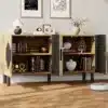 Elutoa puhvetkapp 4 uksega 140 × 40 × 70 cm | E-pood Tootemaailm Kahe sektsiooniga madal puidust kapp avatud ustega, dekoratiivsete esemete ja raamatutega elutoas