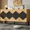 Elutoa puhvetkapp 4 uksega 140 × 40 × 70 cm | E-pood Tootemaailm Puidust musta mustriga kummut elutoas, ees robottolmuimeja