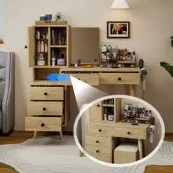 Puidust meigilaud sahtlite, riiulite ja peegliga koduses interjööris