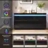 Must must vitriinkapp LED-valgustusega ja värviliste valgusrežiimidega elutoas