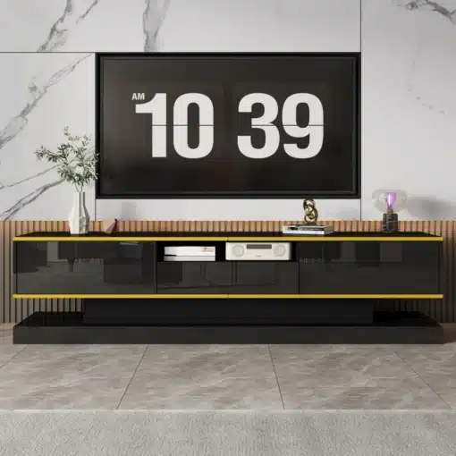 Kõrgläikega telerikapp 3 sahtli ja LED-valgustusega | E-pood Tootemaailm Mustast läikiv TV-kapp kuldsete detailidega modernses elutoas
