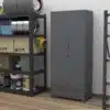 Lukustatav metallist koristustarvikute hoiukapp riidepuutoruga | E-pood Tootemaailm Hallhall halli halli hallis asuv hall metallist kahe uksega kapp ventilatsiooniavadega