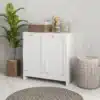 Kahe sahtliga pesukorviga vannitoakapp kallutatavate ustega | E-pood Tootemaailm Valge kahekohaline kapp vannitoas, peal korvid ja dekoratiivesemed
