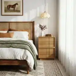 Puidust voodi, öökapp, ripplamp ja akna ees hele kardinaga magamistuba