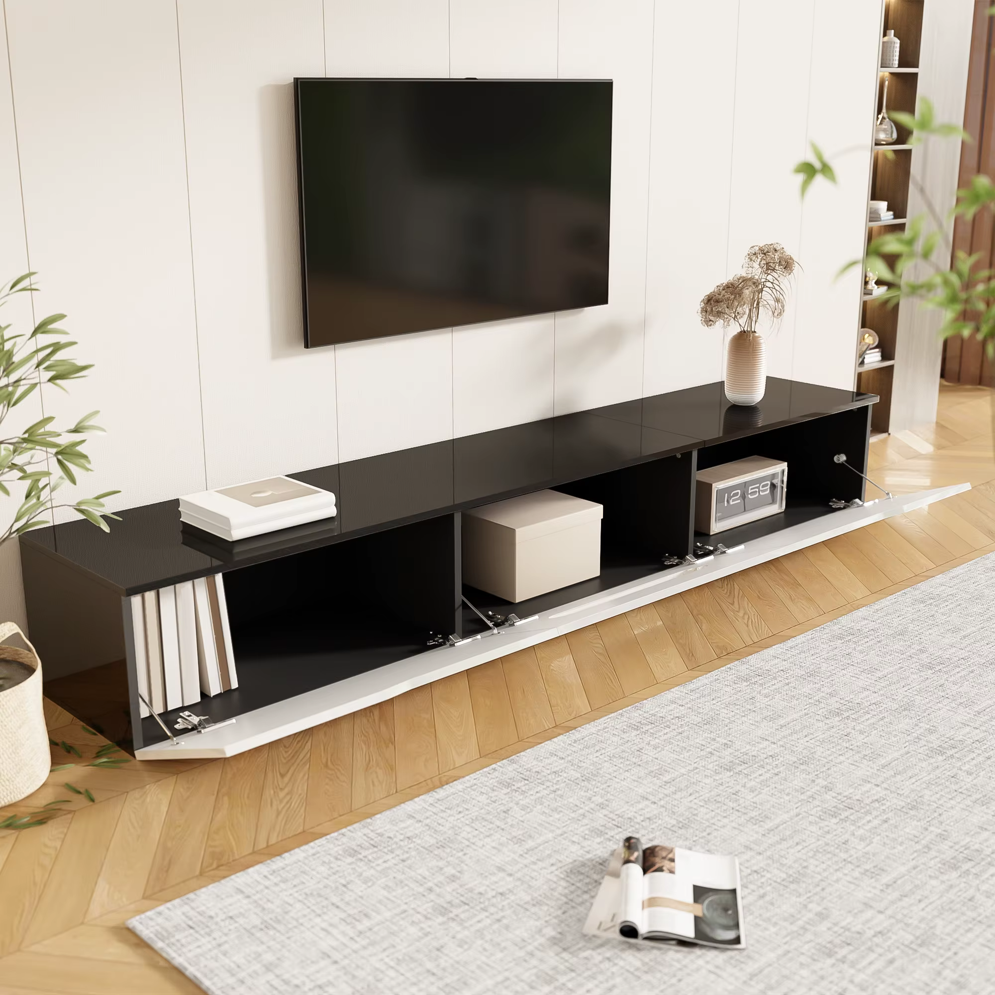Must televisiooni all olev must seinariiulitega TV-kapp avatud sektsioonide ja dekoratsioonidega elutoas