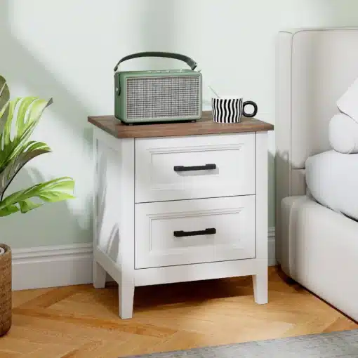 Valge ilus öökapp kahe sahtliga | E-pood Tootemaailm Valge kahe sahtliga öökapp puidust pealispinnaga, millel seisab roheline retro raadio ja triibuline tass
