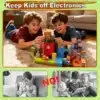 Magnetilised ehitusklotsid lastele 208 tk | E-pood Tootemaailm Kaks last mängivad põrandal värviliste ehitusklotsidega, ülal tekst „Keep Kids off Electronics”