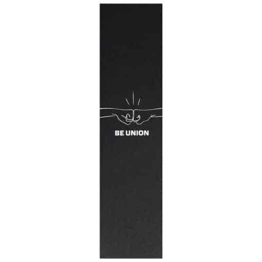 Tõukeratta gripiteip Be Union, 580 × 150 mm | E-pood Tootemaailm Must püstine BE UNION logo ja käesurumise kujundiga toode valgel taustal