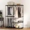 Avatud metallist riidekapp 4 riiuli ja kolme riputuslatiga | E-pood Tootemaailm Mustast metallist avatud riidekapp riputusvarraste, riiulite ja korvidega, täidetud riiete ning tekstiilidega