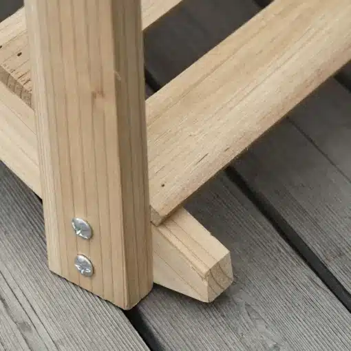Puidust aiasild ketipiiretega 100 × 32 × 48 cm | E-pood Tootemaailm Lähedalt vaade puidust konstruktsiooni nurgaliidusele, nähtavad kruvid ja terrassilaud