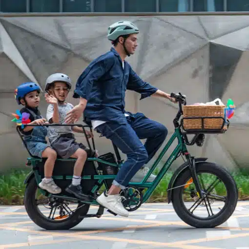 Elektriline kargoratas FIIDO T2 Longtail Cargo, Forest Green | E-pood Tootemaailm Mees sõidab elektrirattaga, ees korv ja taga kaks last turvakiivritega