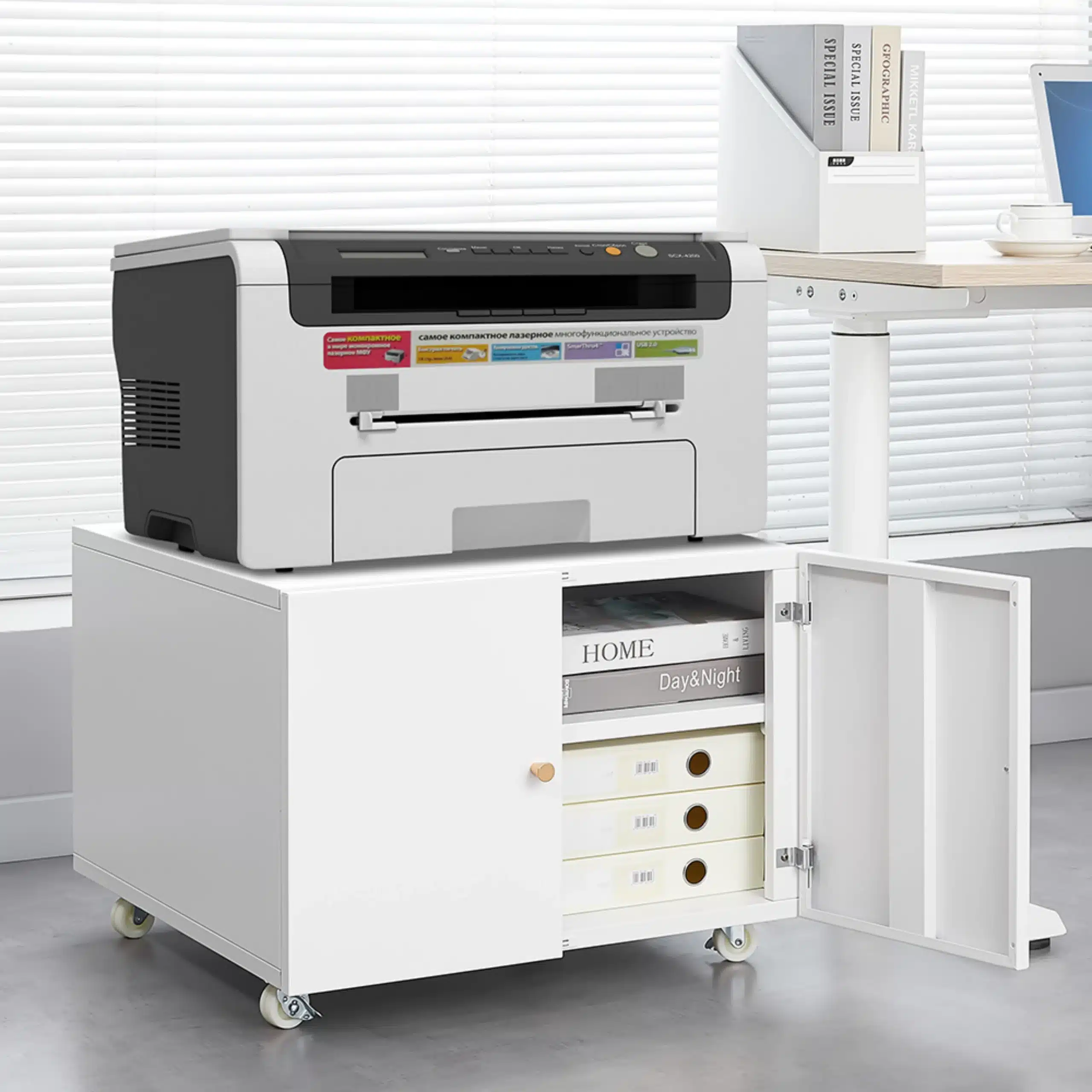 Valge ratastel printerikapp avatud uksega, ülal printer, sees riiulid ja sahtlid