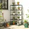 Viiekorruseline metallist taimeriiul 67 x 49 x 138 cm | E-pood Tootemaailm Roheline mitmekorruseline taimelaud potitaimedega terrassil aia kõrval