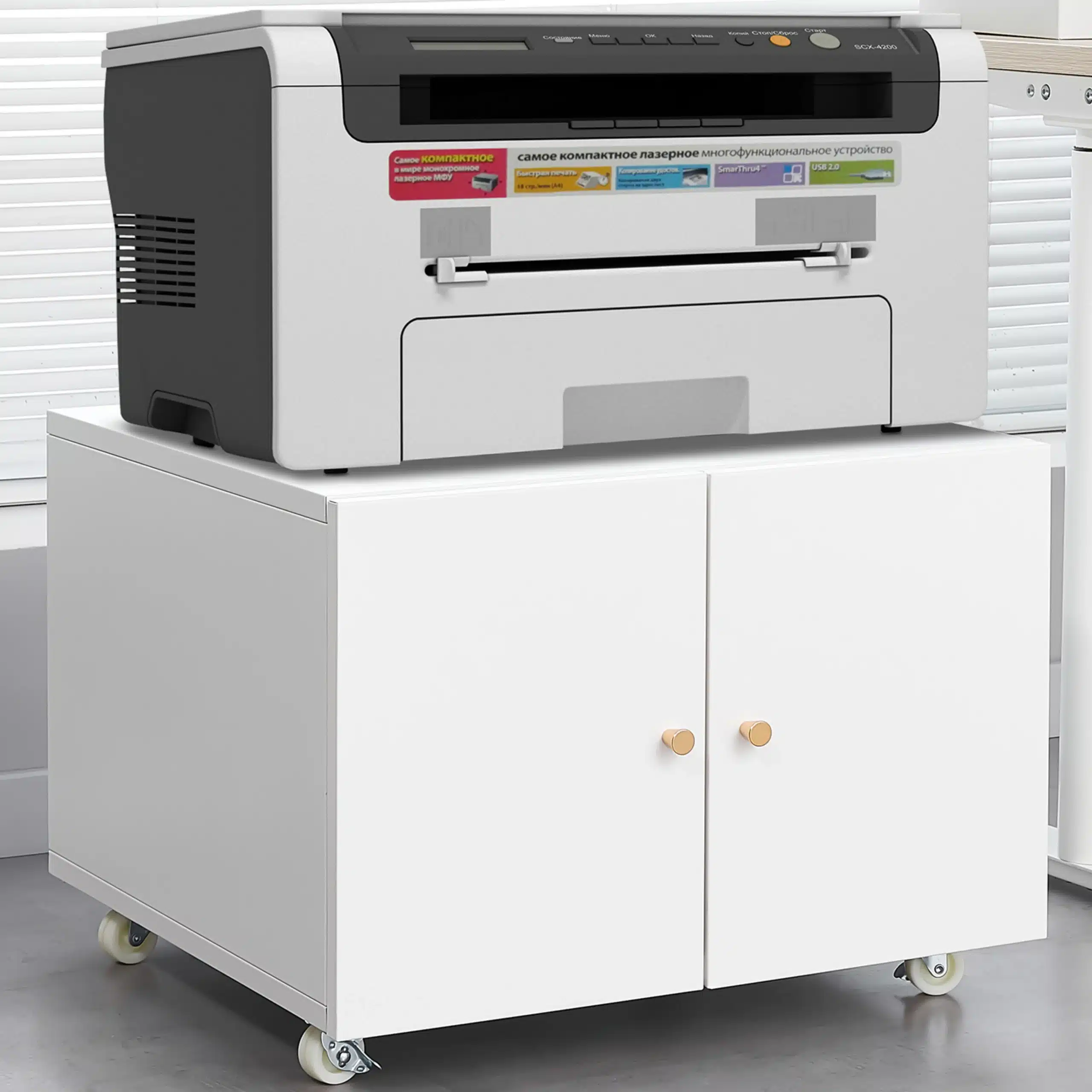 Valge ratastel printerikapp kahe uksega, mille peal on printer.
