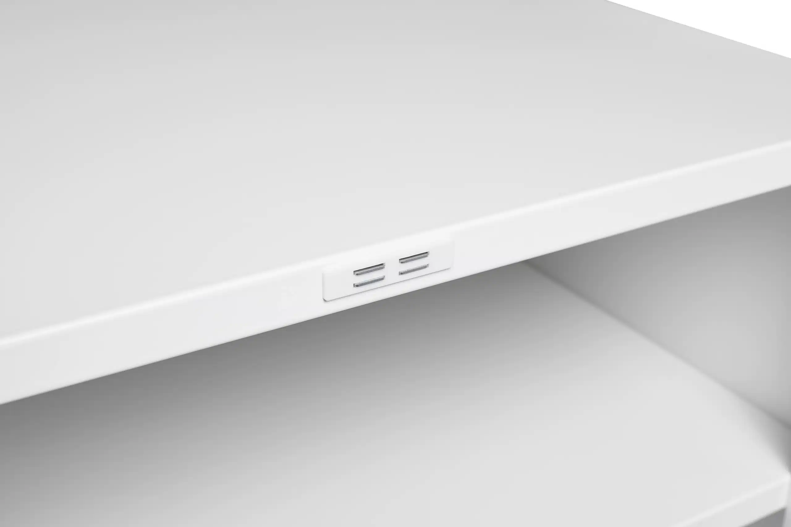 Valge riiul kahe USB-pordiga esiservas