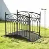 Dekoratiivne aiatiigi sild metallist piiretega, 1,35 m | E-pood Tootemaailm Must dekoratiivne metallist aiakaarega sild mõõtudega 135,5 x 74 x 91 cm murul